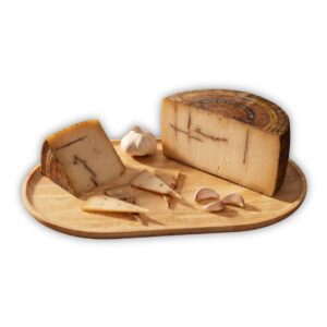 queso de oveja curado con ajo negro